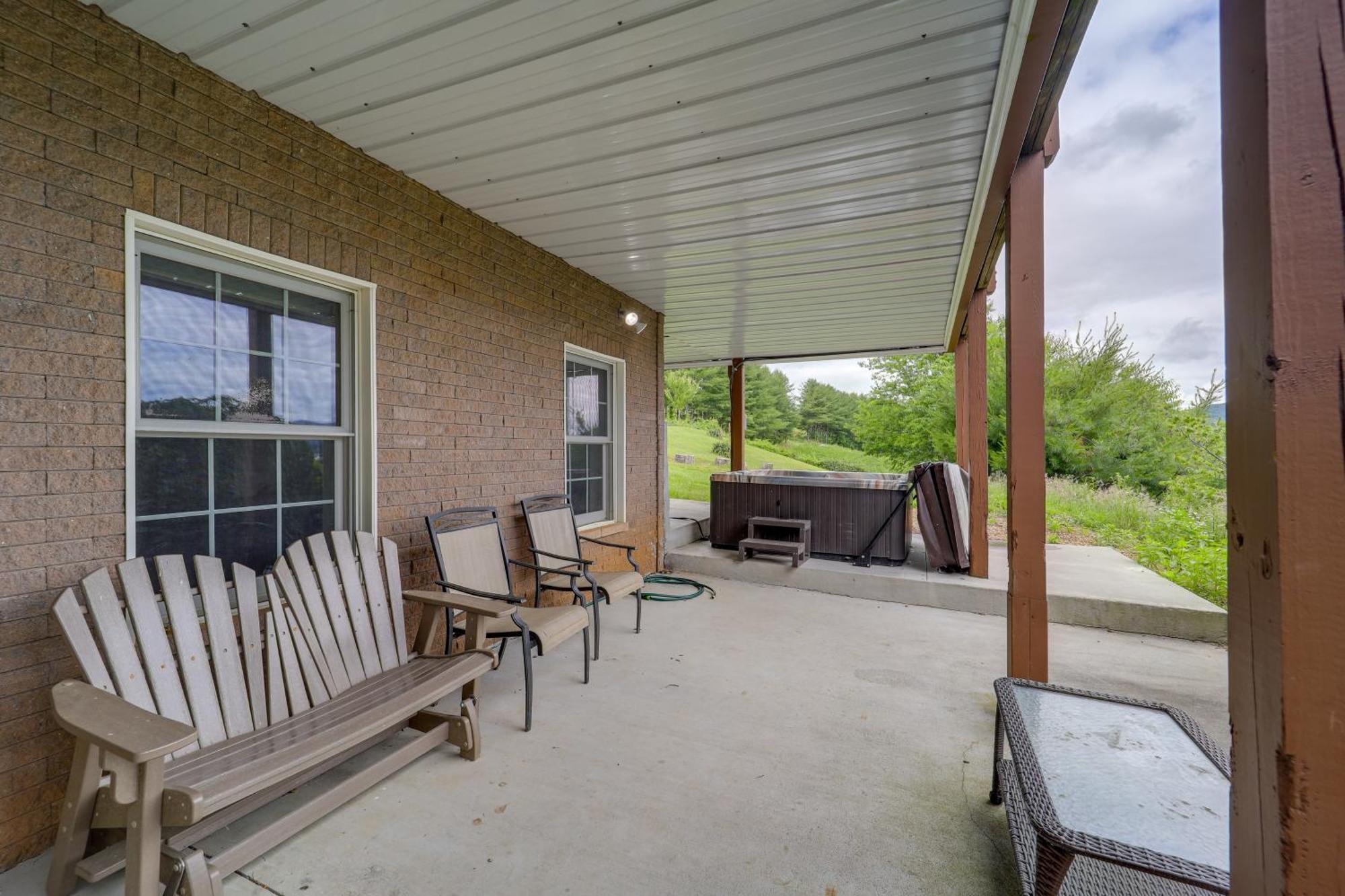 Classy Home With Hot Tub And Mt Jefferson Views! เวสต์เจฟเฟอร์สัน ภายนอก รูปภาพ